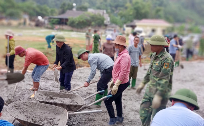 Chủ nhiệm UBKT Tỉnh ủy Nguyễn Minh Toàn cùng lãnh đạo, cán bộ UBKT Tỉnh ủy và cán bộ các cơ quan ban, ngành của thị xã cùng nhân dân xã Nghĩa An tham gia đổ 12 m3 bê tông làm sân nhà văn hóa thôn Đêu 1.